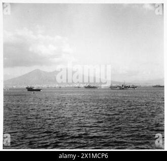 LE BATTAGLIE DI MONTE CASSINO, GENNAIO-MAGGIO 1944 - la prima battaglia di Monte Cassino, 17 gennaio-11 febbraio 1944.navi e mezzi da sbarco con le forze della Quinta Armata americana e le loro scorte si riunirono per l'assalto alla linea Gustav nella Baia di Napoli, 16 gennaio 1944. Il Vesuvio può essere visto sullo sfondo, l'esercito degli Stati Uniti, la marina degli Stati Uniti Foto Stock