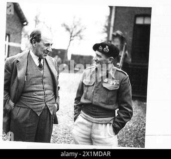 IL CANCELLIERE DELLO SCACCHIERE VISITA I CAPI DI GUERRA E IL FELDMARESCIALLO MONTGOMERY CON 52 DIV (PIANURA) - Sir John Anderson, Cancelliere dello Scacchiere, fotografato con il feldmaresciallo Sir Bernard L. Montgomery presso il suo quartier generale in Belgio, durante una visita ai capi di guerra nel teatro di guerra europeo, British Army, 21st Army Group Foto Stock