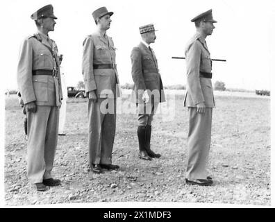 Sua Maestà il Re partecipa ad un passato di marcia nella salutissima base in Nord Africa insieme ai generali Alexander, de Gaulle e Giraud, British Army. Foto Stock
