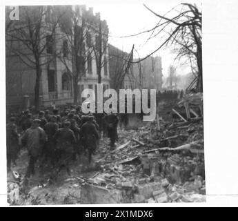 Soldati tedeschi catturati dalla 1st S.S. Commando Brigade durante l'assalto al Reno e la cattura di Wesel, sotto il British Army, 21st Army Group. Foto Stock