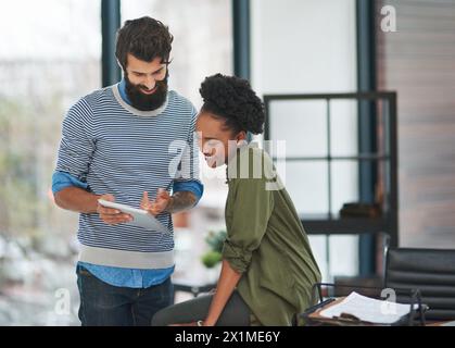 Partner, tablet e mentore per assistenza su report in ufficio, opinioni e consigli su proposte alla scrivania. Colleghi, supporto e coaching o feedback su Foto Stock