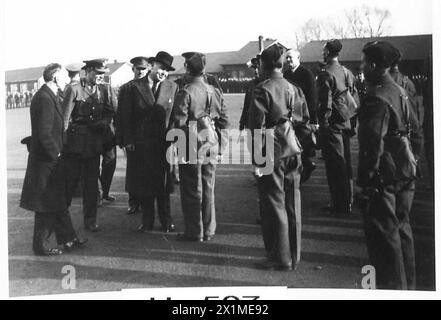 SIGNOR VISITA DI HORE-BELISHA AI CANADESI AD ALDERSHOT - il signor Hore-Belisha che chiacchiera con un soldato canadese, l'esercito britannico Foto Stock