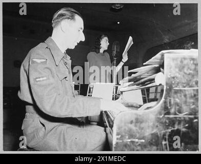 I membri della Royal Air Force No.1 Dance Band Ronnie Aldrich (pianista) e Beryl Davies (cantante) si esibiscono nel 1945. Foto Stock