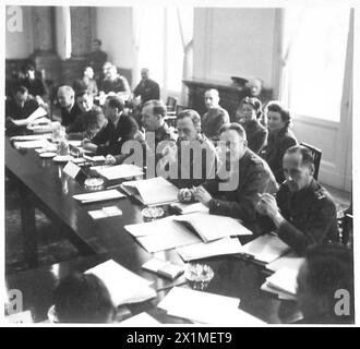 AUTORITÀ DI CONTROLLO ALLEATA - i membri britannici - da sinistra a destra - di fronte ai russi ammiraglio Perry colonnello Rootham Sir William Strang tenente generale Robertson maggior generale Whiteley Mr. Plimb (C.C.Germany), British Army of the Rhine Foto Stock