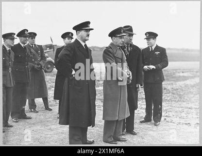 LA VISITA DELL'INVIATO AUSTRALIANO ALL'ALL-AUSTRALIAN FIGHTER SQUADRON IN GRAN BRETAGNA. - 4083 da sinistra a destra - prima fila - Commodoro dell'aria McNamara, VC., capitano del gruppo C.A. Bouchier; maggiore P.J. Coleman; tenente di volo T.K.Truscott, DFC, Royal Air Force Foto Stock