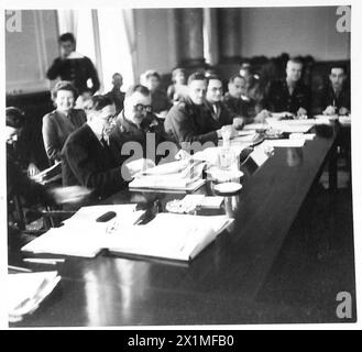 AUTORITÀ DI CONTROLLO ALLEATA - i membri britannici - da sinistra a destra - di fronte ai russi ammiraglio Perry colonnello Rootham Sir William Strang tenente generale Robertson maggior generale Whiteley Mr. Plimb (C.C.Germany), British Army of the Rhine Foto Stock