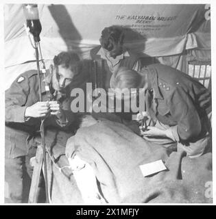 TRASFUSIONE DI SANGUE NELLE AREE IN AVANTI - controllo dei progressi durante la trasfusione con le letture della pressione sanguigna, prima che il paziente venga portato in sala operatoria, British Army Foto Stock