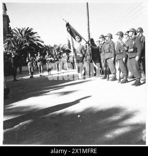 L'OCCUPAZIONE ALLEATA DEL NORD AFRICA FRANCESE, 1942-1945 - le truppe francesi sfoggiano la loro bandiera nazionale all'apertura cerimoniale del quartier generale alleato Nord Africa ad Algeri, 17 novembre 1942, esercito francese Foto Stock