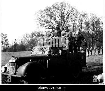 I COMANDANTI ALLEATI VISITANO LE TRUPPE BRITANNICHE E AMERICANE - la "Utility" guida i comandanti oltre le truppe e i veicoli allineati per l'ispezione, il British Army Foto Stock