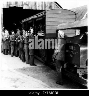 ATS AL LAVORO NEL ROYAL ARMY ORDNANCE CORPS DEPOT - la mensa mobile si ferma in una "stazione" dove vengono serviti tè e spuntini all'ATS che lavora nei capannoni, British Army Foto Stock