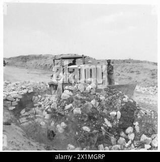 FOTO DI SCENA SCATTATE CON L'OTTAVO ESERCITO DURANTE IL LORO ATTACCO E CAPTUREOF LA LINEA MARETH - Un bulldozer che completa la demolizione del blocco stradale nemico, British Army Foto Stock