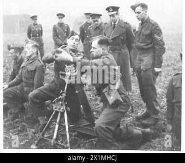 IL DUCA DI KENT IN SCOZIA - durante l'ispezione, il duca di Kent vide le truppe in addestramento con un mortaio da 3' Trench, British Army Foto Stock