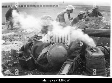 FOTO SCATTATE FUORI DERNA - con un battaglione di mitragliatrici. Immagini che mostrano il trasporto della pistola in avanti, il caricamento delle cinture di munizioni, l'utilizzo del telemetro e il battaglione in azione. Ogni cintura contiene 250 munizioni, Foto Stock