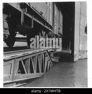 FOTOGRAFIE DELLA PORTA PREFABBRICATA, ECC. - Vagoni ferroviari sbarcati da Landing Ship Tank, British Army, 21st Army Group Foto Stock