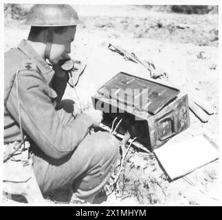 ITALIA: QUINTO ESERCITO: TESTA DI PONTE ANZIO - LIEUT. S.W. Whitehead al posto di controllo del mortaio, ricevendo ordini d'azione, British Army Foto Stock