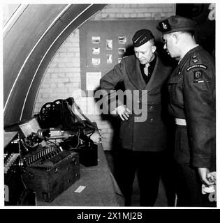 I comandanti alleati, compreso il generale Eisenhower, visitano le truppe britanniche e americane. Un ufficiale del Royal Corps of Signals dimostra equipaggiamento tedesco catturato nella 51st Division Signals campaign room, British Army. Foto Stock