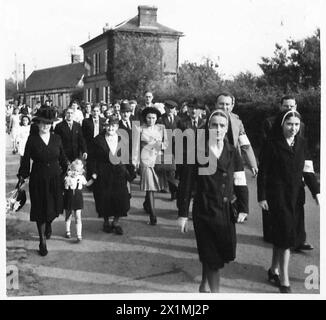 MOVIMENTO DI RESISTENZA FRANCESE NEL VILLAGGIO DI BEAUMESNIL EURE - membri della FFI che guidano la processione attraverso il villaggio sulla strada per il War Memorial. Furono raggiunti dagli abitanti del villaggio, British Army, 21st Army Group Foto Stock