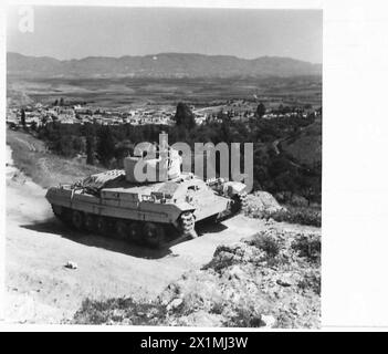 CON I CARRI ARMATI PESANTI A CIPRO, Un carro armato "Valentine" che sale su una pittoresca strada di montagna a Cipro, British Army Foto Stock