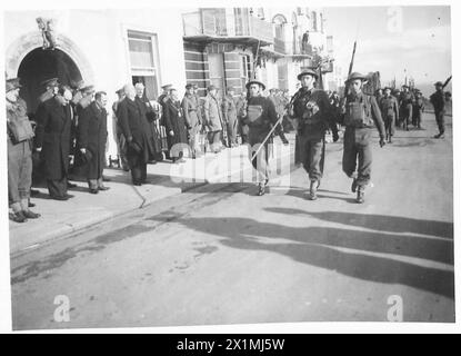 NUOVI COLORI PER LE TRUPPE BELGHE - i nuovi colori sono stati portati alla fine delle truppe durante una marcia passata davanti al primo ministro belga. Con lui ci sono il ministro belga per la guerra e il ministro degli affari esteri, l'esercito britannico Foto Stock