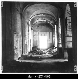 Vista interna di una biblioteca a Napoli che mostra le macerie di libri danneggiati ed edifici culturali durante le operazioni della Quinta Armata. Foto Stock