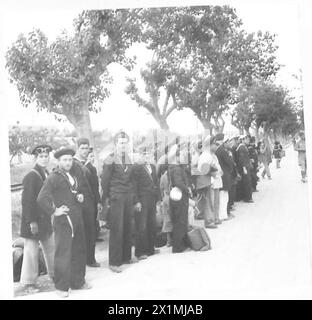 TUNISI - SCENE DOPO LA CADUTA DELLA CITTÀ - marinai italiani catturati in città, British Army Foto Stock