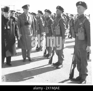 IL PRIMO MINISTRO E GENERALE MARSHALL VISITANO LE TRUPPE - il primo MINISTRO e il generale Marshall ispezionando le truppe aviotrasportate, l'esercito britannico Foto Stock