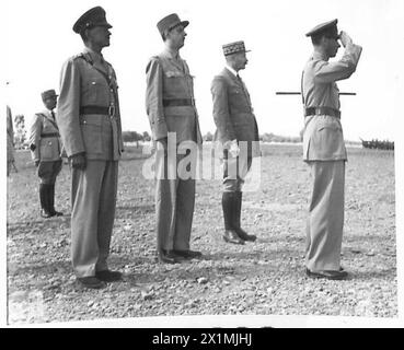 Sua Maestà il Re riceve il saluto durante la marcia di una Divisione corazzata francese insieme ai generali Alexander, de Gaulle e Giraud, British Army. Foto Stock
