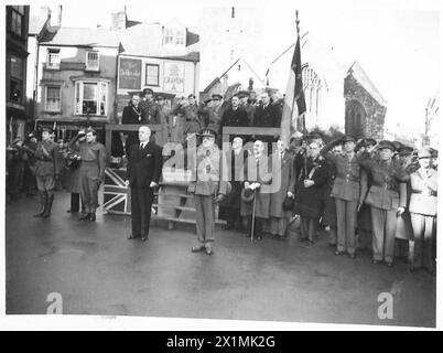 NUOVI COLORI PER LE TRUPPE BELGHE - il primo ministro belga e il comandante in capo belga alla cerimonia, British Army Foto Stock