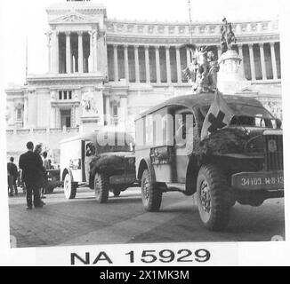 Le ambulanze dell'esercito britannico passano davanti al Monumento a Vittorio Emanuele II a Roma dopo la resa della città alla Quinta Armata alleata durante la seconda guerra mondiale Foto Stock