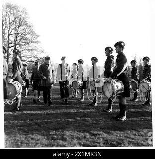 I COMANDANTI ALLEATI VISITANO LE TRUPPE BRITANNICHE E AMERICANE - il generale Eisenhower ispeziona i batteristi della 51st Division Pipe Band, British Army Foto Stock