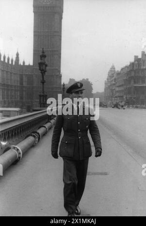 L'AERONAUTICA MILITARE POLACCA IN GRAN BRETAGNA, 1940-1947 - l'ufficiale pilota Karol Nowina-Szczerbiński, il famoso campione del mondo di lotta pre-bellica, attraversa il ponte di Westminster durante una visita turistica a Londra, 20 ottobre 1944. Osserva la Torre dell'orologio del Big Ben sullo sfondo, l'aeronautica militare polacca, Nowina-Szczerbiński, Karol Foto Stock