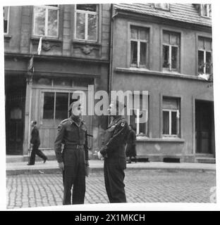 SERVIZIO DEL RINGRAZIAMENTO PER la 6TH AIRBORNE DIVISION - maggiore generale E.L. Bols, in conversazione con il generale M.B. Ridgeway, comandante del 18th American Airborne Corps After the Service, British Army, 21st Army Group Foto Stock