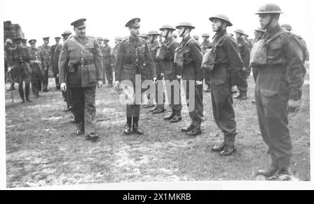 IL RE VISITA EAST COAST - ispezionando gli artiglieri reali del 514th Coast Regiment a Yarmouth, British Army Foto Stock