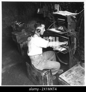 QUINTO ESERCITO : I CANNONI NAVALI DEL SETTORE FRANCESE COMBATTONO A TERRA - Emile Bathelemy di Epinol, Vosgi, che comandano un centralino in una grotta di montagna, British Army Foto Stock