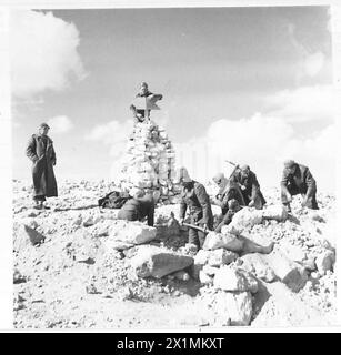 L'ESERCITO POLACCO NELLA CAMPAGNA DEL DESERTO occidentale, 1940-1942 - truppe della Brigata dei Carpazi indipendenti polacchi si trincerano vicino a Fort Mechili, in Libia. Il forte comandava la pista del deserto a sud della strada costiera di Derna ed era un punto di difesa molto importante: British Army, Polish Army, Polish Armed Forces in the West, Independent Carpathian Rifles Brigade Foto Stock