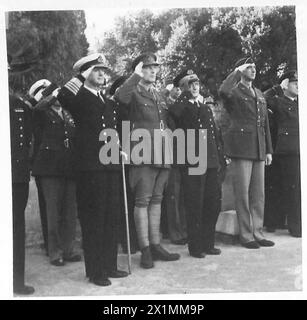I comandanti alleati salutano le bandiere britanniche, americane e francesi all'apertura cerimoniale del quartier generale alleato nordafricano ad Algeri il 17 novembre 1942, inclusi gli ammiragli Cunningham e Darlan, i generali Anderson e Clark e l'Air Marshal Welsh. Foto Stock
