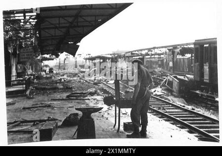 RIPARAZIONE DI DANNI DA BOMBE AL CENTRO FERROVIARIO DI CAEN - Vista generale guardando dalla piattaforma n. 1, British Army, 21st Army Group Foto Stock