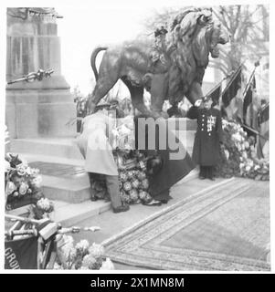 SIGNOR WINSTON CHURCHILL VISITA BRUXELLES E RENDE OMAGGIO ALLA TOMBA DELL'IGNOTO GUERRIERO - il signor Churchill posa una corona sulla tomba, l'esercito britannico del Reno Foto Stock