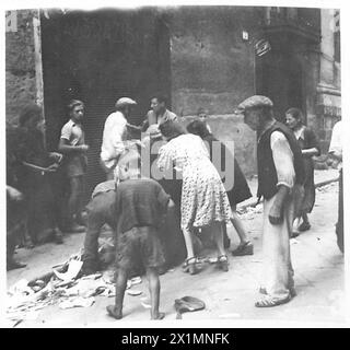 Le truppe dell'ottava armata britannica entrano a Catania mentre alcuni civili si impegnano a saccheggiare prima che venga stabilito il controllo militare. Foto Stock