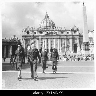 SERVIZIO SUL CAMPO AMERICANO CON L'OTTAVO ESERCITO - il partito lascia St. Pietro continuerà il loro tour della città Eterna, British Army Foto Stock