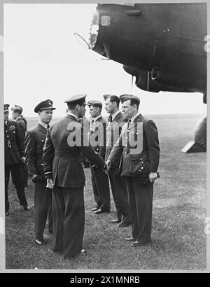 IL RE INCONTRA I DAM-BUSTERS - 9923 il re si congratula con i membri dello staff di terra, che hanno svolto un ruolo inestimabile, anche se meno spettacolare, nel grande attacco, la Royal Air Force Foto Stock