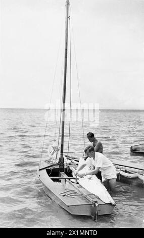 NAVIGAZIONE TROPICALE A BORDO DELLA MARINA. 1945 MARZO: HMS RAJALYIA, ROYAL NAVAL AIR STATION, PUTTALAM, CEYLON. - Il rilassamento delle barche a vela per gli uomini che prestano servizio nelle acque orientali, Foto Stock