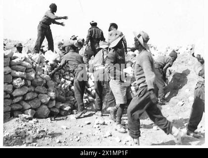 FOTO INCIDENTALI SCATTATE CON L'OTTAVO ESERCITO DURANTE IL LORO ATTACCO E CAPTUREOF LA LINEA MARETH - Coloured Sappers from the Cape, demolendo il blocco stradale a mano, British Army Foto Stock