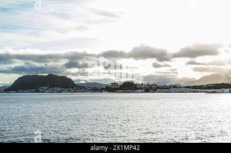 Blick auf die norwegische Küstenstad Alesund. (Alesund, Norwegen, 11.10.2023) Foto Stock