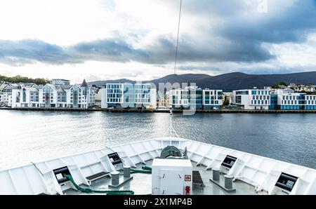 Blick auf die norwegische Küstenstad Alesund. (Alesund, Norwegen, 11.10.2023) Foto Stock