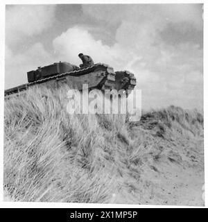 L'esercito britannico conduce esperimenti di recupero di carri armati: Un carro armato Churchill sale con successo su un pendio di dune di sabbia di 50°, mentre un carro armato Grant con costole fallisce. Foto Stock