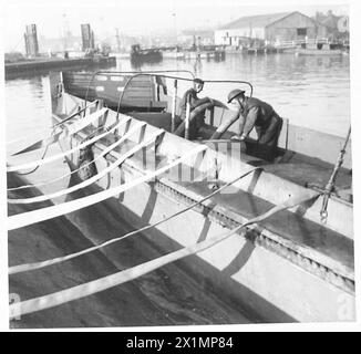 BONIFICA DELLE MINE CON GETTO D'ACQUA AD ALTA PRESSIONE - metodo di pompaggio galleggiante per ottenere acqua dal mare, British Army Foto Stock