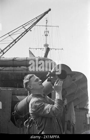 A BORDO DI UN DESTROYER. 1940, AL MOLO DI PLYMOUTH. NAVE DI SERVIZIO. - Smantellamento del dispositivo di scorrimento da un cannone da 4,7' dopo aver provato il rinculo, Foto Stock