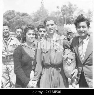 TUNISI - SCENE DOPO LA CADUTA DELLA CITTÀ - un prigioniero italiano chiede addio a sua moglie (?) Prima di partire per il campo di prigionia, British Army Foto Stock