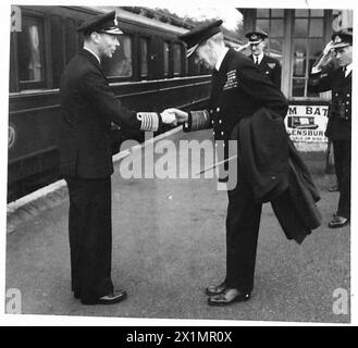 IL RE GUARDA GLI ESERCIZI DI ATTERRAGGIO - il re stringe la mano all'ammiraglio della flotta, Sir Roger Keyes, British Army Foto Stock